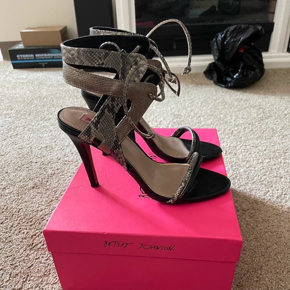 Heels - Picture 3 of 3